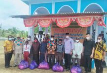 Gubernur Serahkan Bantuan Sembako di Kampung Kambala Kaimana Gubernur Serahkan Bantuan Sembako di Kampung Kambala Kaimana