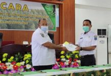 Kepala Dinas Kehutanan Papua Barat Serahkan DPA Kepala Dinas Kehutanan Papua Barat Serahkan DPA