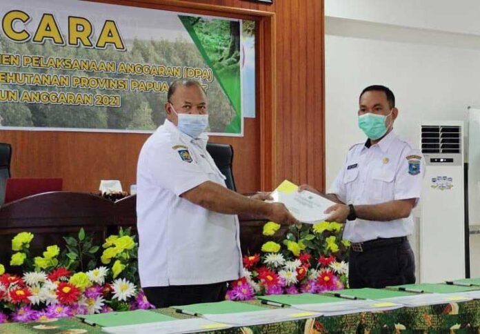 Kepala Dinas Kehutanan Papua Barat Serahkan DPA