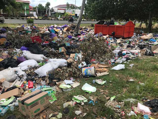 Tiga Bulan Hak Tak Dibayarkan, Petugas Pembersihan Sampah Kaimana Terpaksa Utang