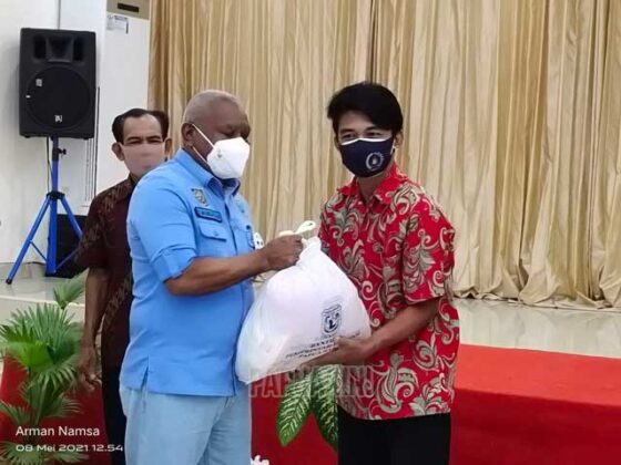 Gubernur Papua Barat Kembali Salurkan Bantuan Bapok dan Tangan Kasih Manokwari