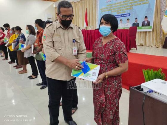 Gubernur Papua Barat Kembali Salurkan Bantuan Bapok dan Tangan Kasih Manokwari