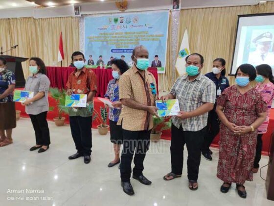 Gubernur Papua Barat Kembali Salurkan Bantuan Bapok dan Tangan Kasih Manokwari