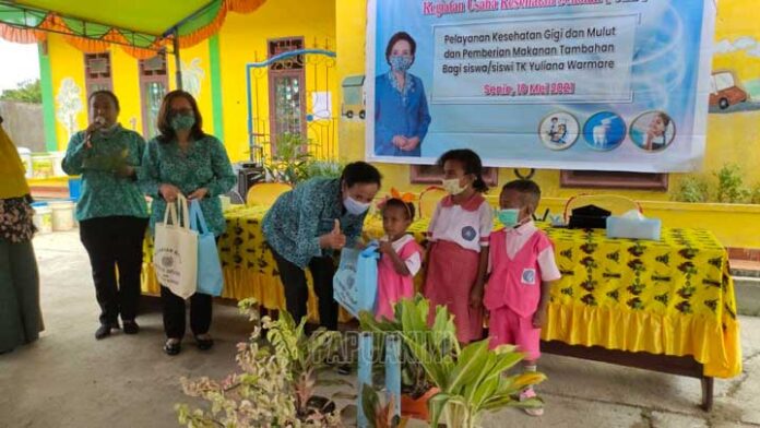 PKK Papua Barat Beri Bantuan ke TK Yuliana Warmare