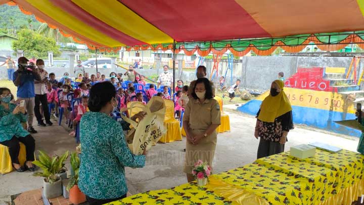 PKK Papua Barat Beri Bantuan ke TK Yuliana Warmare
