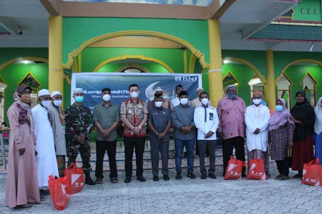 Bupati Kaimana dan Wabup Bantu Salurkan 500 Paket Bapok BNI