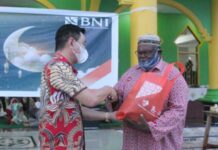 Bupati Kaimana dan Wabup Bantu Salurkan 500 Paket Bapok BNI Bupati Kaimana dan Wabup Bantu Salurkan 500 Paket Bapok BNI