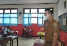 Bupati Kaimana Tinjau Ujian Hari Pertama di SD Negeri 1 Bupati Kaimana Tinjau Ujian Hari Pertama di SD Negeri 1