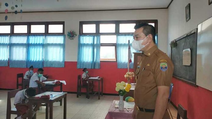 Bupati Kaimana Tinjau Ujian Hari Pertama di SD Negeri 1