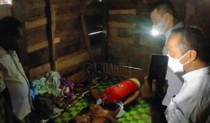 Bupati Kaimana Sambangi Warga Sakit 6 Bulan