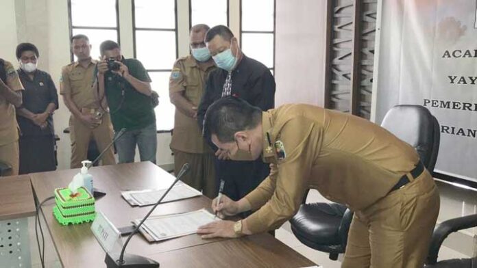 Bupati Kaimana Teken MoU Pendirian Sekolah Tinggi Multimedia