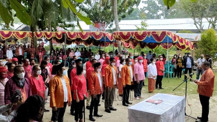 Bupati Manokwari Lantik Romer Tapilatu Ketua KKAMT Manokwari