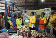 Golkar Papua Barat Bagi Nasi Kotak dan Takjil di Pasar Sanggeng dan Wosi Golkar Papua Barat Bagi Nasi Kotak dan Takjil di Pasar Sanggeng dan Wosi