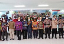 Gubernur Papua Barat Salurkan 3396 Paket Bantuan Bahan Pokok Pegunungan Arfak Gubernur Papua Barat Salurkan 3396 Paket Bantuan Bahan Pokok Pegunungan Arfak