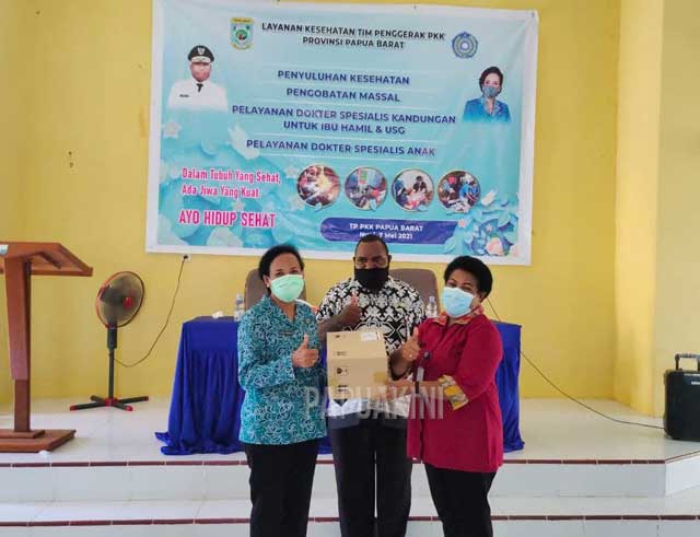 ketua-pkk-penyeraha-obat-dinas-pemberdayaan-perempuan-kepala-distrik-manokwari-utara PKK Papua Barat Salurkan Bantuan Kementerian Pemberdayaan Perempuan dan Perlindungan Anak