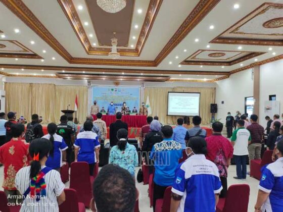 Gubernur Papua Barat Kembali Salurkan Bantuan Bapok dan Tangan Kasih Manokwari