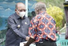 Bupati Teluk Wondama Beri Bantuan di Perayaan HUT PI ke 107 Tanah Rakwa Bupati Teluk Wondama Beri Bantuan di Perayaan HUT PI ke 107 Tanah Rakwa