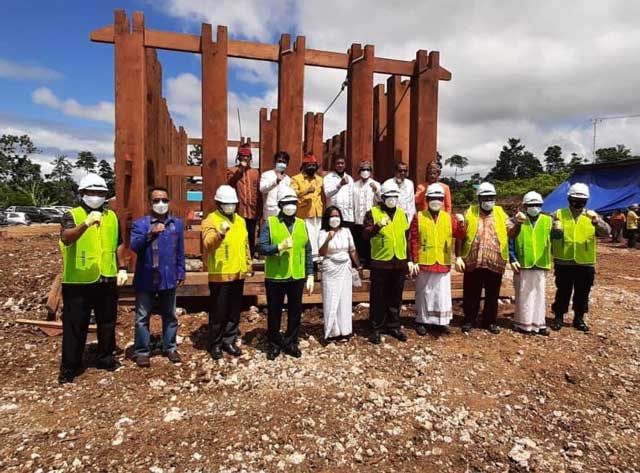 Gubernur Papua Barat Bupati Manokwari 7 Kali Pukul Pasak Tongkonan Toraja
