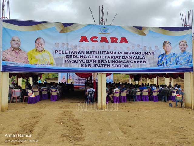 Gubernur dan Bupati Sorong Letakkan Batu Utama Sekretariat Bralingmas Cakeb