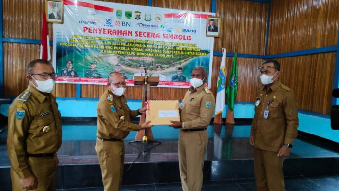 Gubernur Papua Barat Salurkan Bantuan di Teluk Wondama