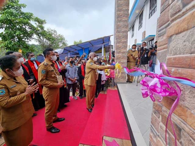 Gubernur Papua Barat Salurkan Bantuan Covid-19 di Fakfak, Resmikan Kantor Klasis GKI Kokas