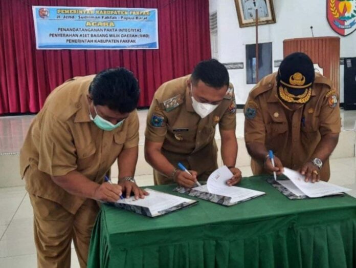 Bupati Fakfak: Pejabat Pensiun Bukan Berarti Aset Kedinasan Ikut Pensiun, Harus Dikembalikan