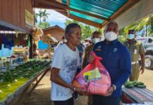 Keluarga Dominggus Mandacan Bantu 2000 Paket Bapok di Pondok Jualan Keluarga Dominggus Mandacan Bantu 2000 Paket Bapok di Pondok Jualan