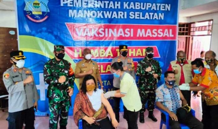Tinjau Vaksinasi Covid-19 di Oransbari, Gubernur Ingatkan PPKM
