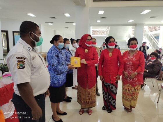Organisasi dan Pejabat Wanita Papua Barat Berbagi Kasih di RSUP