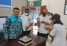 Kepala Biro Hukum Papua Barat Dapat Surprise HUT 56 Kepala Biro Hukum Papua Barat Dapat Surprise HUT 56