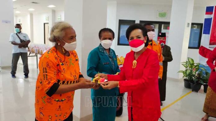 Organisasi dan Pejabat Wanita Papua Barat Berbagi Kasih di RSUP
