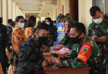 Pemkab Manokwari Bagikan PIN Saya Sudah Divaksin Pada ASN Pemkab Manokwari Bagikan PIN Saya Sudah Divaksin Pada ASN