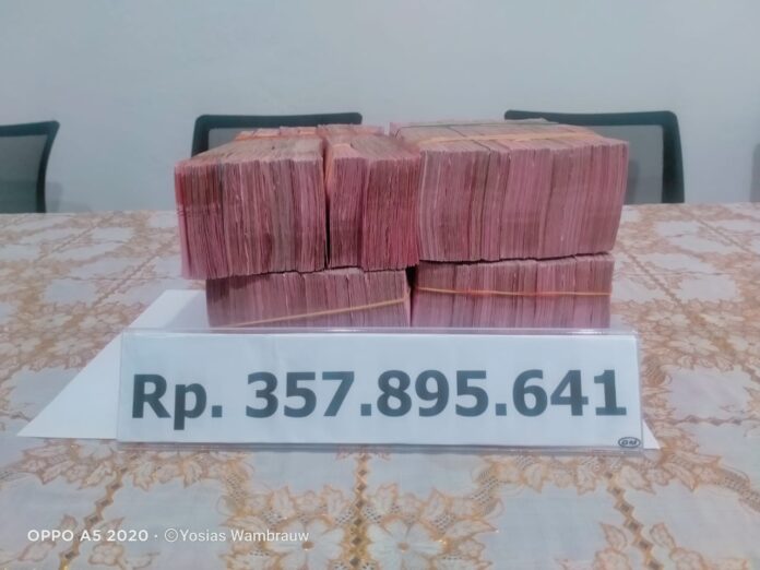 Kejari Kaimana Serahkan Uang Pengganti Korupsi PLTG 357,8 Juta ke Kas Daerah