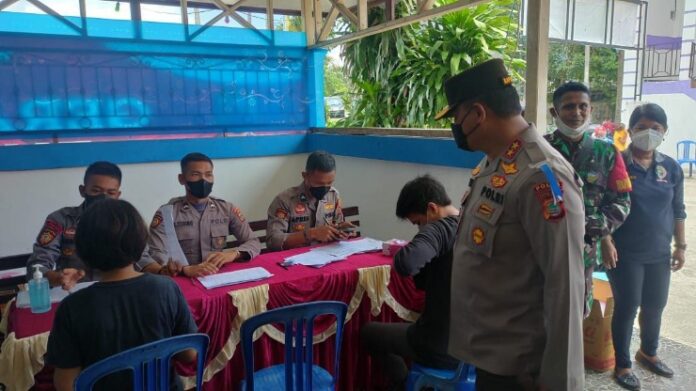 Kapolda Papua Barat Tinjau Gerai Vaksin TNI-POLRI di Gereja Manyosi Wirsi