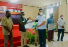 Gubernur Papua Barat Salurkan Bantuan Bapok, Tangan Kasih, dan Stimulus UKM di Kaimana Gubernur Papua Barat Salurkan Bantuan Bapok, Tangan Kasih, dan Stimulus UKM di Kaimana
