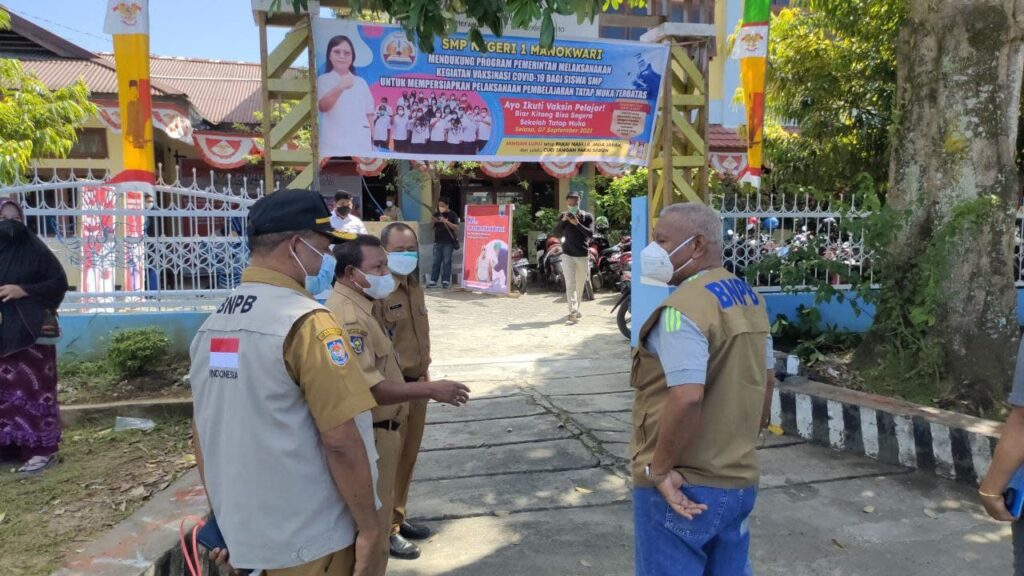 Gubernur Papua Barat Turun Langsung Ingatkan Siswa SMP Vaksinasi Covid-19