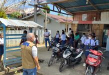 Gubernur Papua Barat Turun Langsung Ingatkan Siswa SMP Vaksinasi Covid-19 Gubernur Papua Barat Turun Langsung Ingatkan Siswa SMP Vaksinasi Covid-19