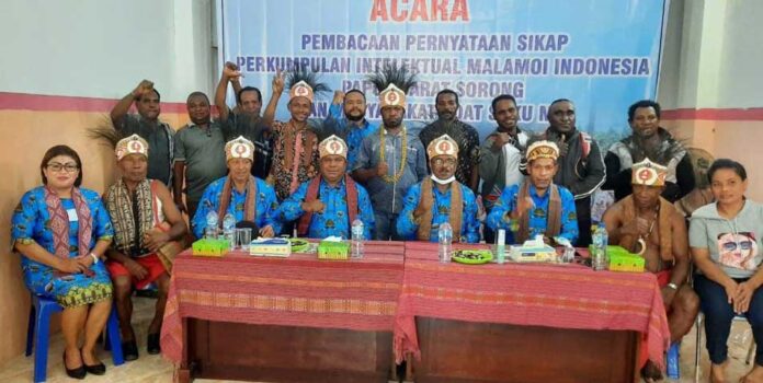 Pimipabso dan Masyarakat Adat Suku Moi Minta Maaf Pada Kepala Suku Besar Arfak