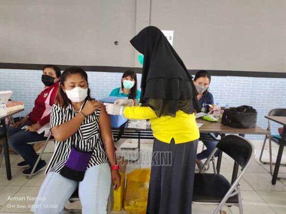 Vaksinasi Covid-19 STIE Mah Eisa dan STIH Caritas Papua
