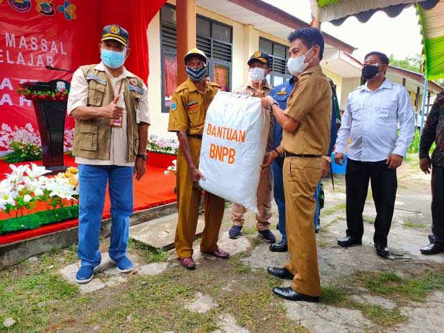 Gubernur Papua Barat Launching Merdeka Belajar dan Vaksinasi Pelajar di SMPN 2 Ransiki