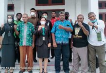 Ketua Pengadilan Negeri Kaimana Silaturahmi Dengan Dewan Adat Kaimana Ketua Pengadilan Negeri Kaimana Silaturahmi Dengan Dewan Adat Kaimana