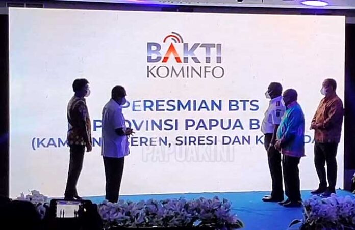 Menkominfo Resmikan Tiga BTS Teluk Wondama dan Tambrauw
