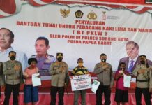 Polda Papua Barat Salurkan Bantuan Tunai PKL dan Warung Polda Papua Barat Salurkan Bantuan Tunai PKL dan Warung