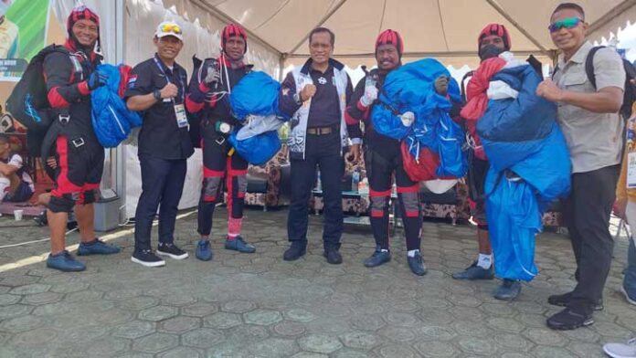 pangdam-xviii-kasuari-pon-terjun-payung-papua-barat Pangdam XVIII Kasuari Semangati Tim PON Terjun Payung Papua Barat