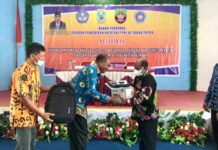 Sekda Papua Barat Serahkan Bantuan Komputer ke YPK Kaimana Sekda Papua Barat Serahkan Bantuan Komputer ke YPK Kaimana