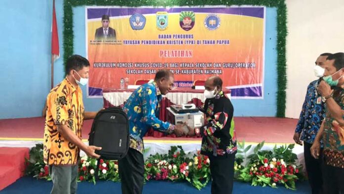 Sekda Papua Barat Serahkan Bantuan Komputer ke YPK Kaimana