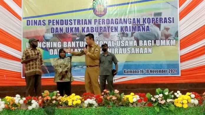 72 UKM dan 5 Koperasi Kaimana Dapat Bantuan Modal Usaha