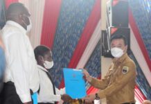 Bupati Kaimana Serahkan SK CPNS 2018 Bupati Kaimana Serahkan SK CPNS 2018