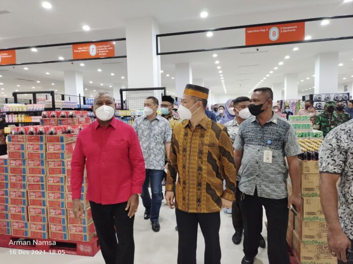 Resmikan Kalawai Mart, Gubernur Papua Barat Dapat Surprise HUT