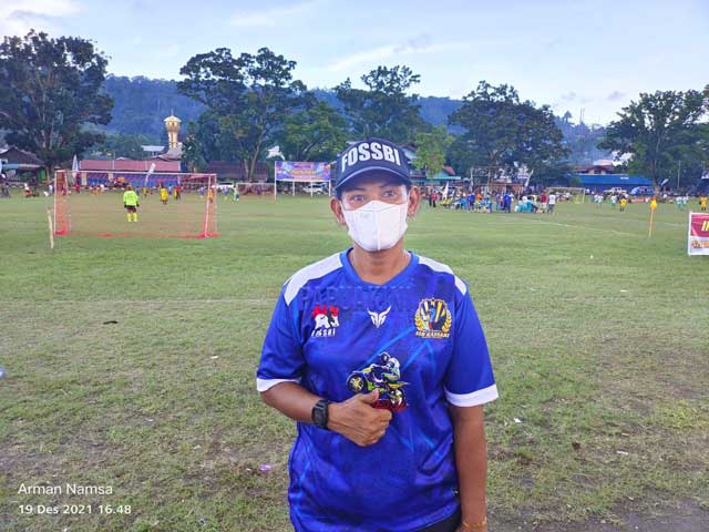 Dominggus Mandacan Beri Uang Pembinaan Juara U-13 Indonesia Muda Cup I